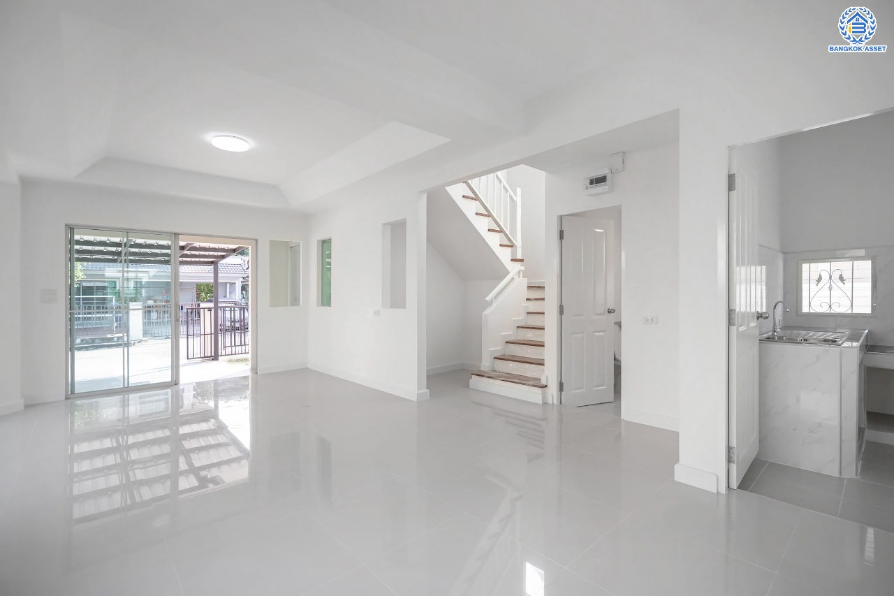 บ้านมือสองตกแต่งใหม่ โครงการ พฤกษ์ลดา1 บางใหญ่ บนเนื้อที่ 50 ตร.ว. ฟังก์ชัน 4 ห้องนอน (ห้องนอนชั้นล่าง 1 ห้อง) 2 ห้องน้ำ 2 ที่จอดรถ ทำเลเดินทางสะดวก เชื่อมต่อถนนกาญจนาภิเษก ใกล้รถไฟฟ้าสายสีม่วง "สถานีคลองบางไผ่" และทางด่วน "กาญจนาภิเษก"